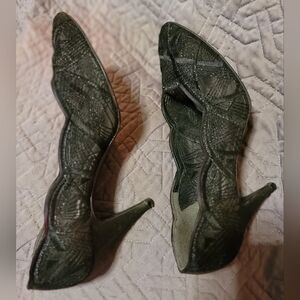 Vintage Stuart Weitzman lace 2 1/2 pumps